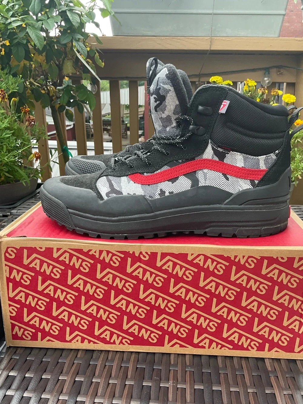 Vans UltraRange Exo Hi MTE-2 Arctic Camo Black Red Primaloft Boots.Men’s 11.5.